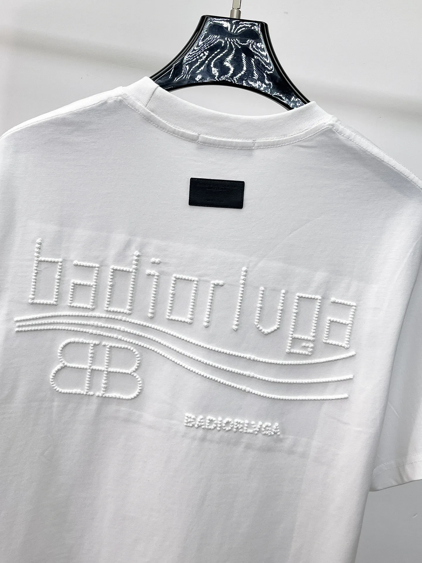 Balenciaga's high-end top-quality products 🐮2026 Spring and Summer New Arrival first counter, the latest New Arrival short-sleeved round neck T-shirt, Premium customized design, avant-garde and fashionable! Brand logo heavy craftsmanship design Premium customized 260g fabric. Soft to the touch. Comfortable to wear. Counter-level exquisite stitching. Fine workmanship. The upper body effect is incomparably handsome! A must-have item for men and women with the same style! Sizes: S~XXL When placing an order, please state your height and weight. The maximum wearing size is 210 pounds (one size larger)